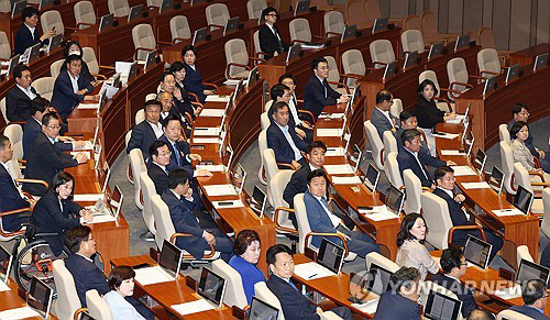 21일 국회 본회의에서 더불어민주당 의원들이 이재명 대표 체포동의안 가결 후 소란한 방청석을 바라보고 있다.  연합뉴스